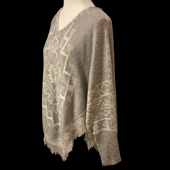 BLUENOTES GREY & WHITE AZTEC DESIGN PONCHO WITH SLEEVES/ Size S/M - Picture 2 of 7